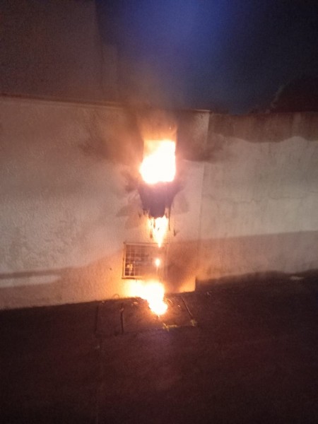 Corpo de Bombeiros combate incêndio em medidor de energia em Içara (SC)