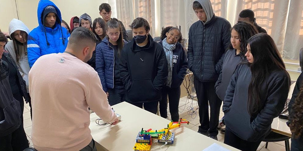 Demonstração da robótica com arduino é realizada em escolas estaduais