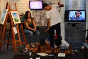 Jovens artistas ministram oficina de pintura com os pés e a boca 