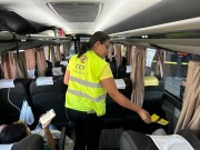 Ação Educativa orienta passageiros de ônibus sobre o uso do cinto de segurança