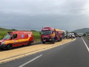 Colisão entre caminhões na BR-101 em Maracajá (SC) deixa motorista ferido