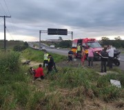 Acidente com moto na BR-101 em Içara (SC deixa duas pessoas feridas