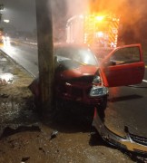 Veículo colide em poste e pega fogo no Município de Içara (SC)