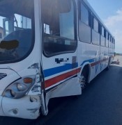 Colisão entre ônibus e carro deixa uas pessoas feridas em Içara (SC)