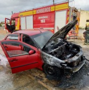 Veículo tem a frente destruída por incêndio no Bairro Jussara em Içara
