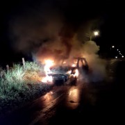 Caminhonete fica totalmente destruída por incêndio em Içara