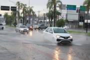 Temporal alaga ruas no Centro de Criciúma e Defesa Civil fica em alerta