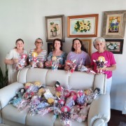Voluntárias confeccionam bonecas de pano para doar no natal em Içara (SC)