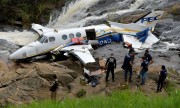 Avião é retirado do local onde caiu em Minas matando Marília Mendonça e quatro pessoas