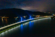 Novembro Azul inspira iluminação da Ponte Anita Garibaldi em Laguna (SC)