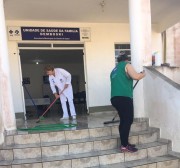 Servidores da Unidade de Saúde do Demboski realizam limpeza