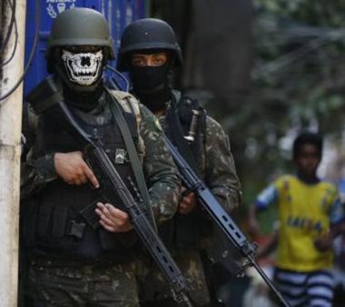 Comando diz que é indevido o uso de máscara de caveira por militares na Rocinha