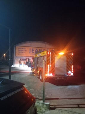 Corpo de Bombeiros combate incêndio em loja de jeans em Içara (SC)
