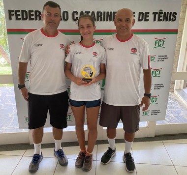 Tenista de Criciúma é vice-campeã Sul Brasileira no Mampituba