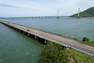 Obras de melhorias na ponte Cabeçudas em Laguna (SC) altera fluxo local