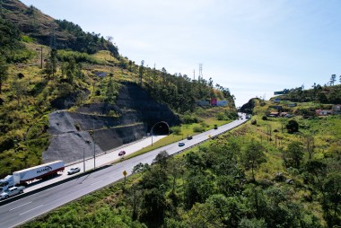 Túnel Formigão em Tubarão (SC) continua com serviços de pavimento