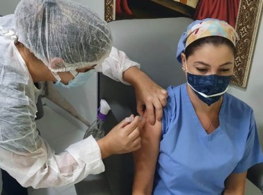 Mais profissionais da saúde são imunizados contra a covid-19 em Urussanga