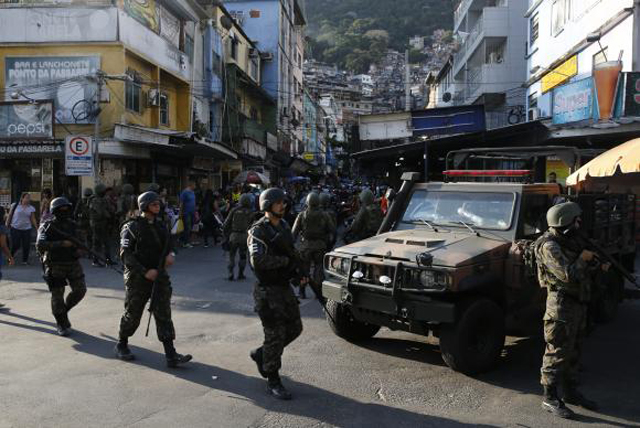 For&ccedil;as Armadas come&ccedil;am a deixar a Favela da Rocinha no Rio