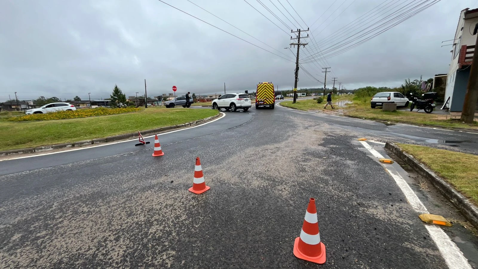 Colis&atilde;o entre carro e moto em Balne&aacute;rio Rinc&atilde;o (SC) deixa um ferido