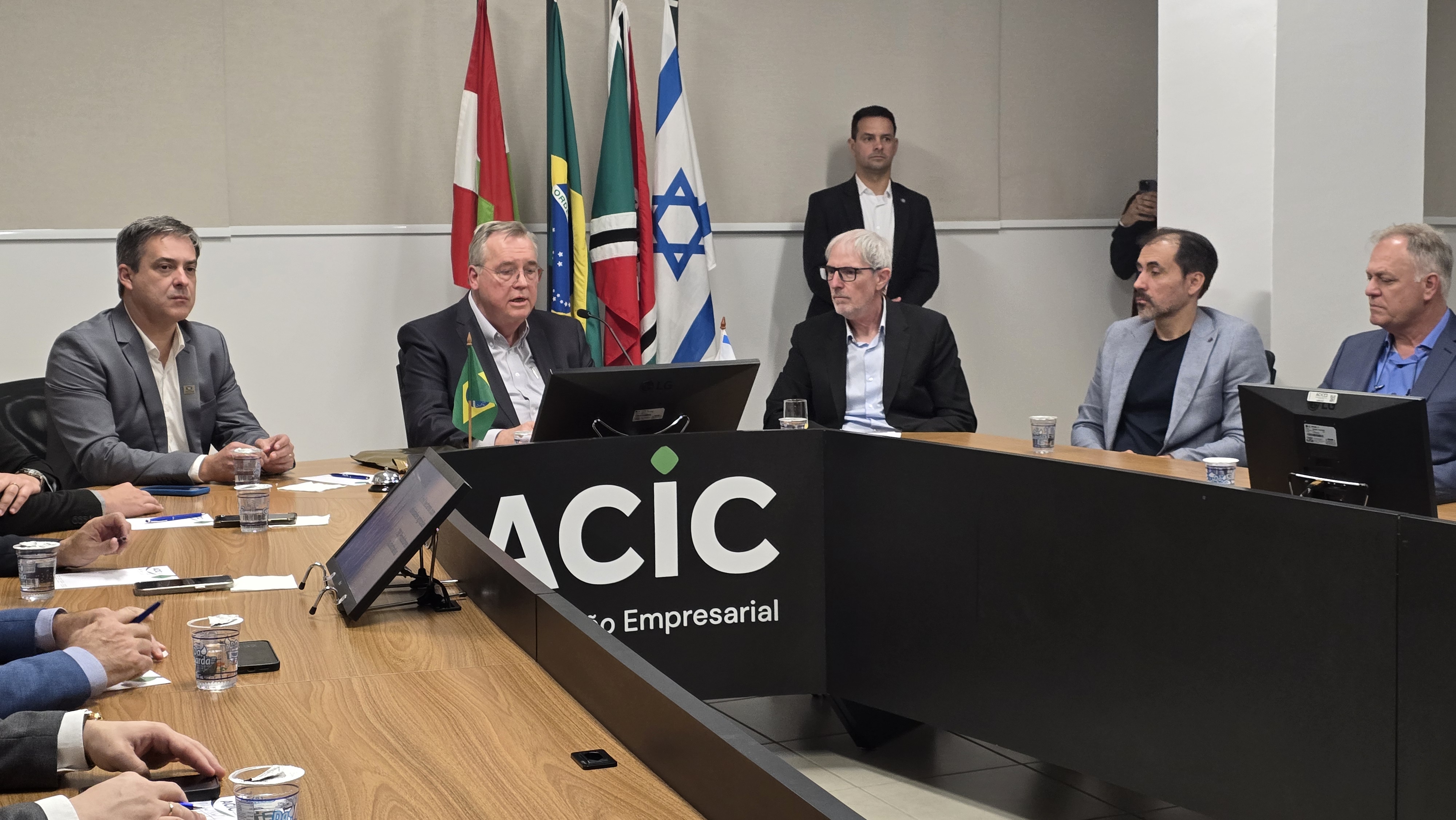 Encontro com c&ocirc;nsul-geral de Israel na Acic fortalece parcerias regionais