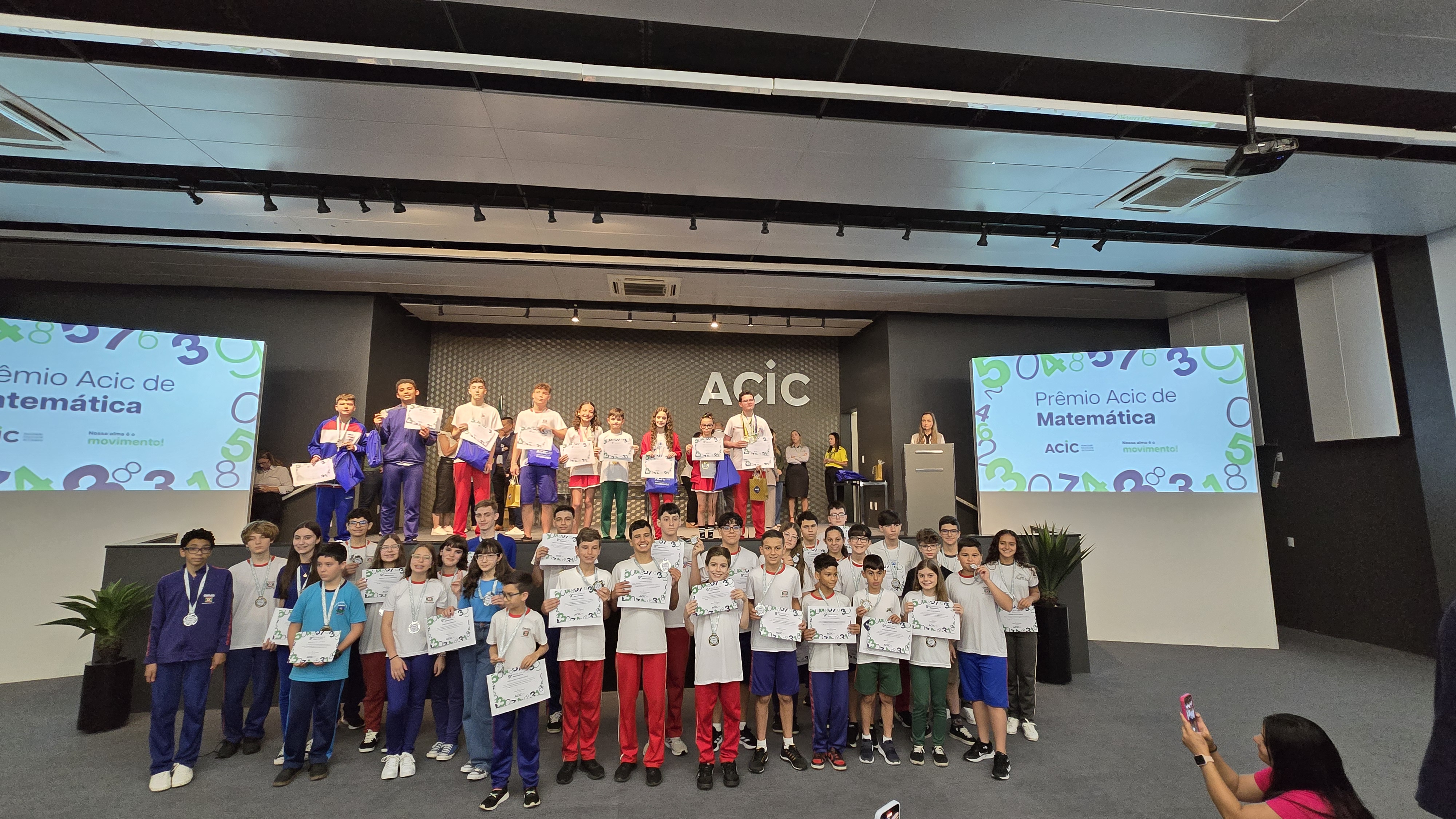 Medalhistas dos Pr&ecirc;mios Acic de Matem&aacute;tica e de L&iacute;ngua Portuguesa s&atilde;o premia&ccedil;&otilde;es