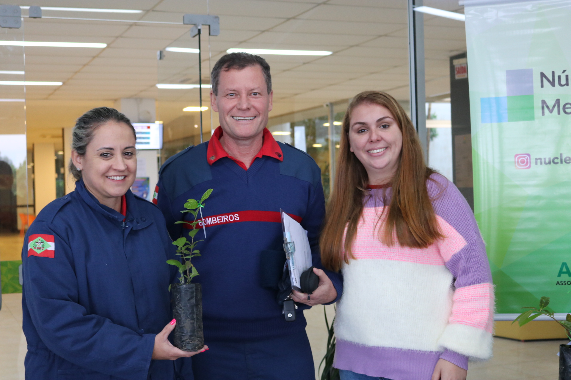 Acic e N&uacute;cleo do Meio Ambiente distribuem mudas de plantas