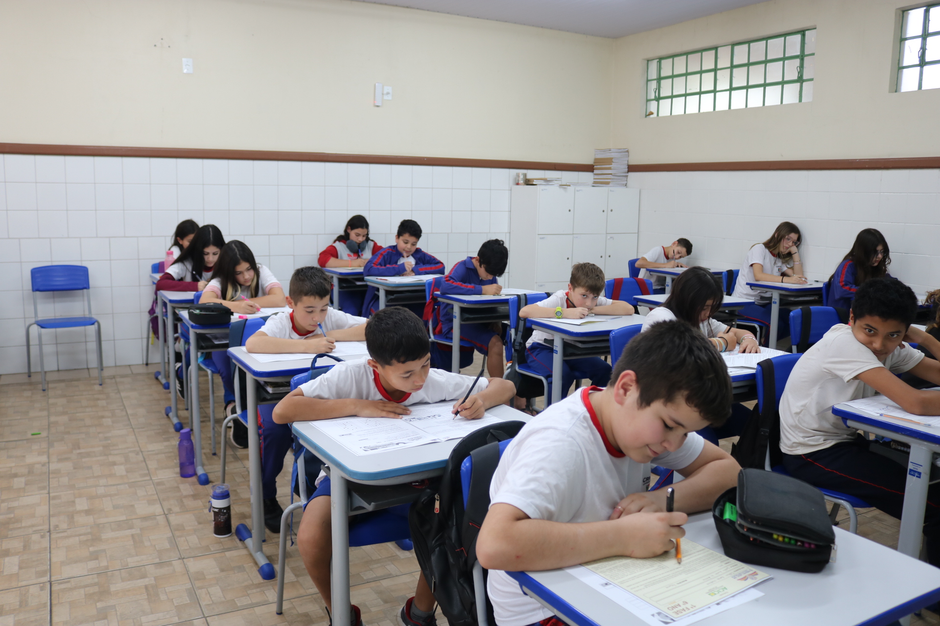 Estudantes realizam segunda prova do Pr&ecirc;mio Acic de L&iacute;ngua Portuguesa