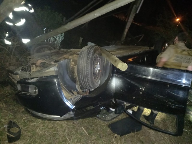 Motorista colide em poste e fica ferido no Munic&iacute;pio de Balne&aacute;rio Rinc&atilde;o
