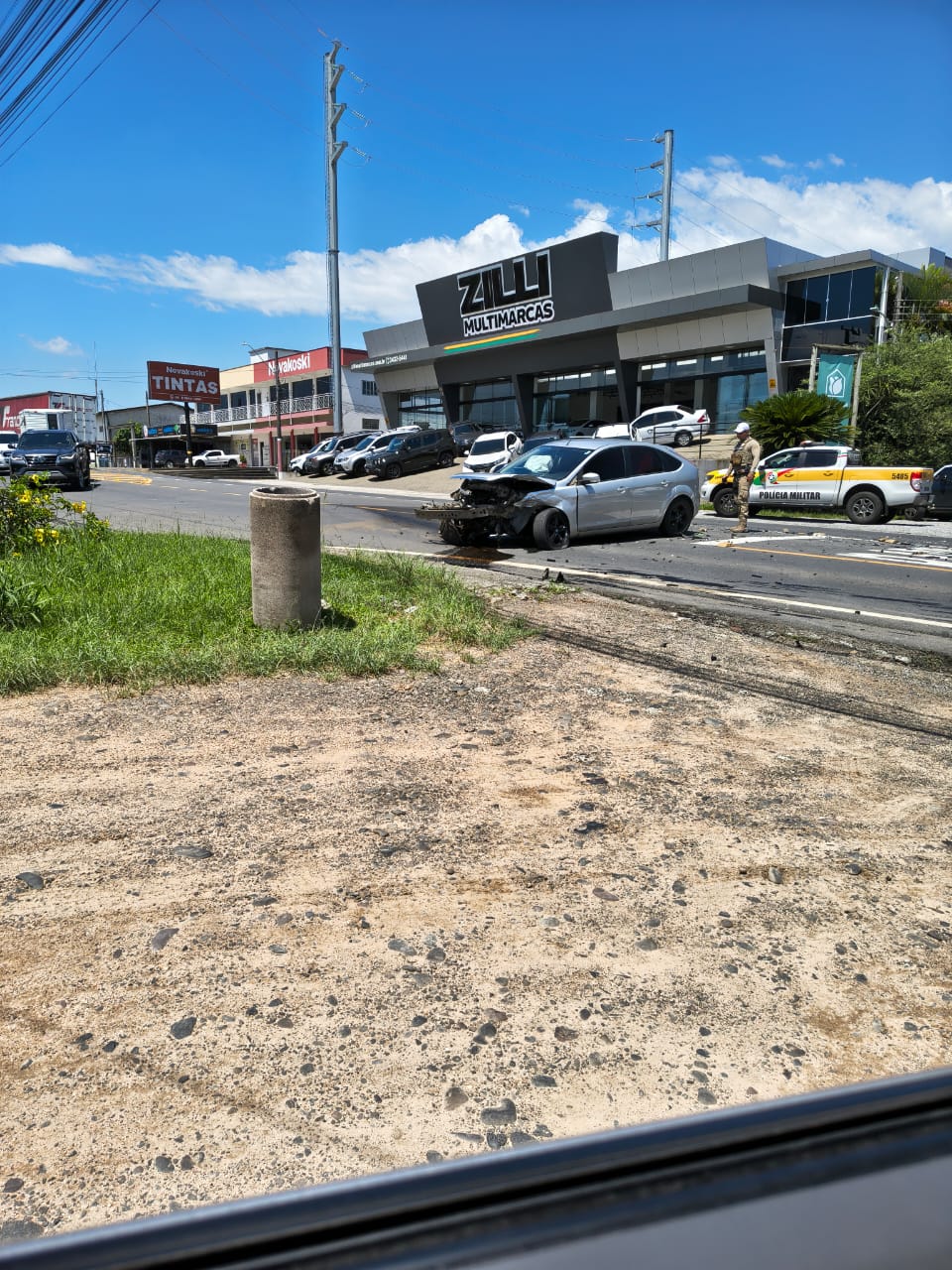 Imprud&ecirc;ncia provoca colis&atilde;o entre tr&ecirc;s ve&iacute;culos na SC-445 em I&ccedil;ara (SC)
