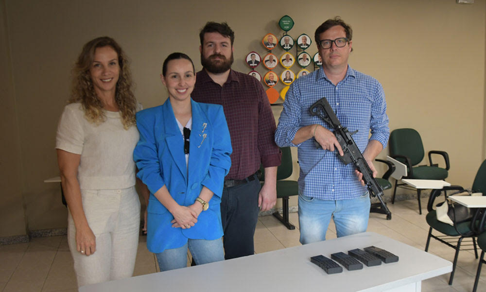 Associa&ccedil;&atilde;o Empresarial de I&ccedil;ara entrega novo armamento para Pol&iacute;cia Civil