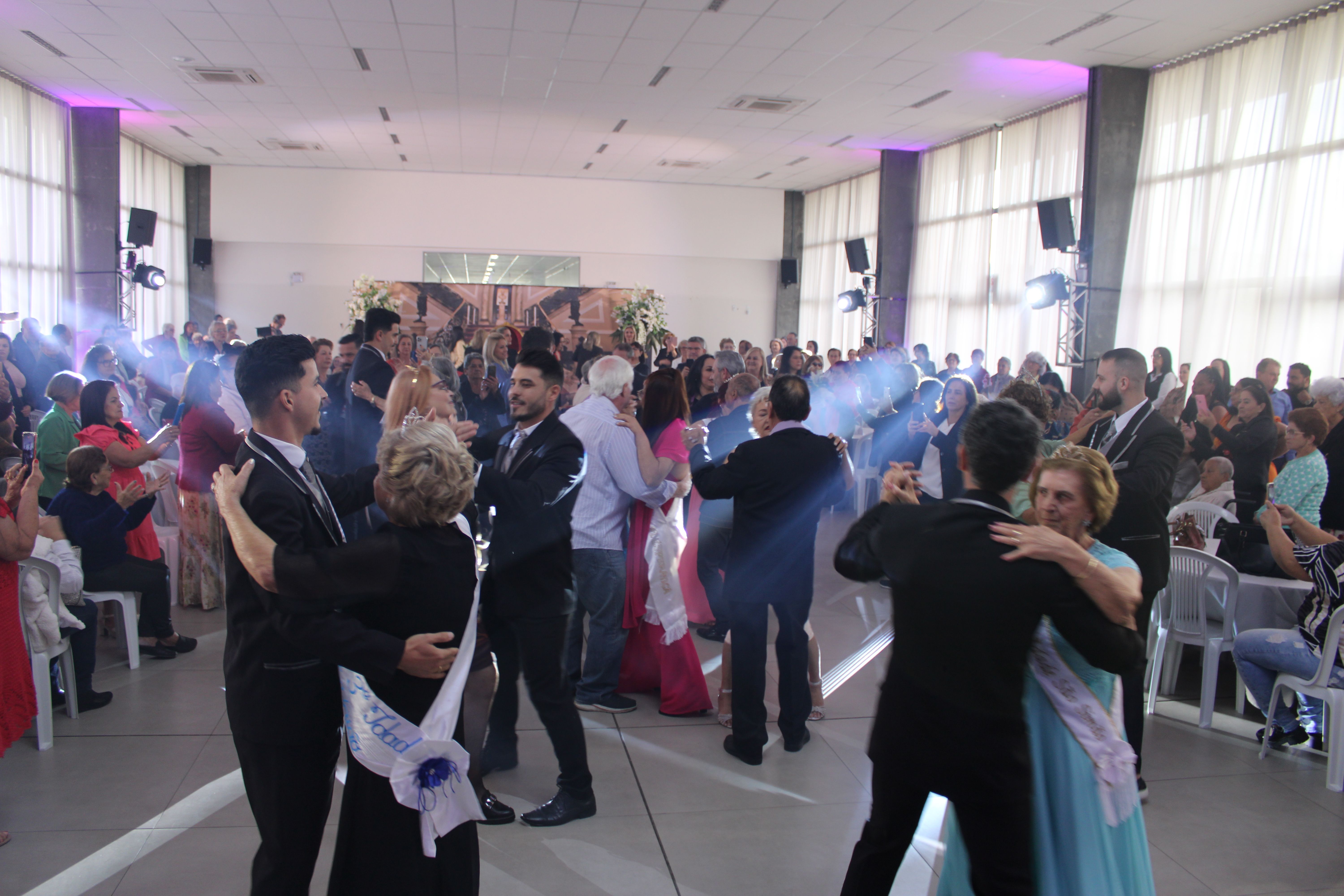 Baile dos Reis e Rainhas da Terceira Idade agita tarde dos idosos da Afasc