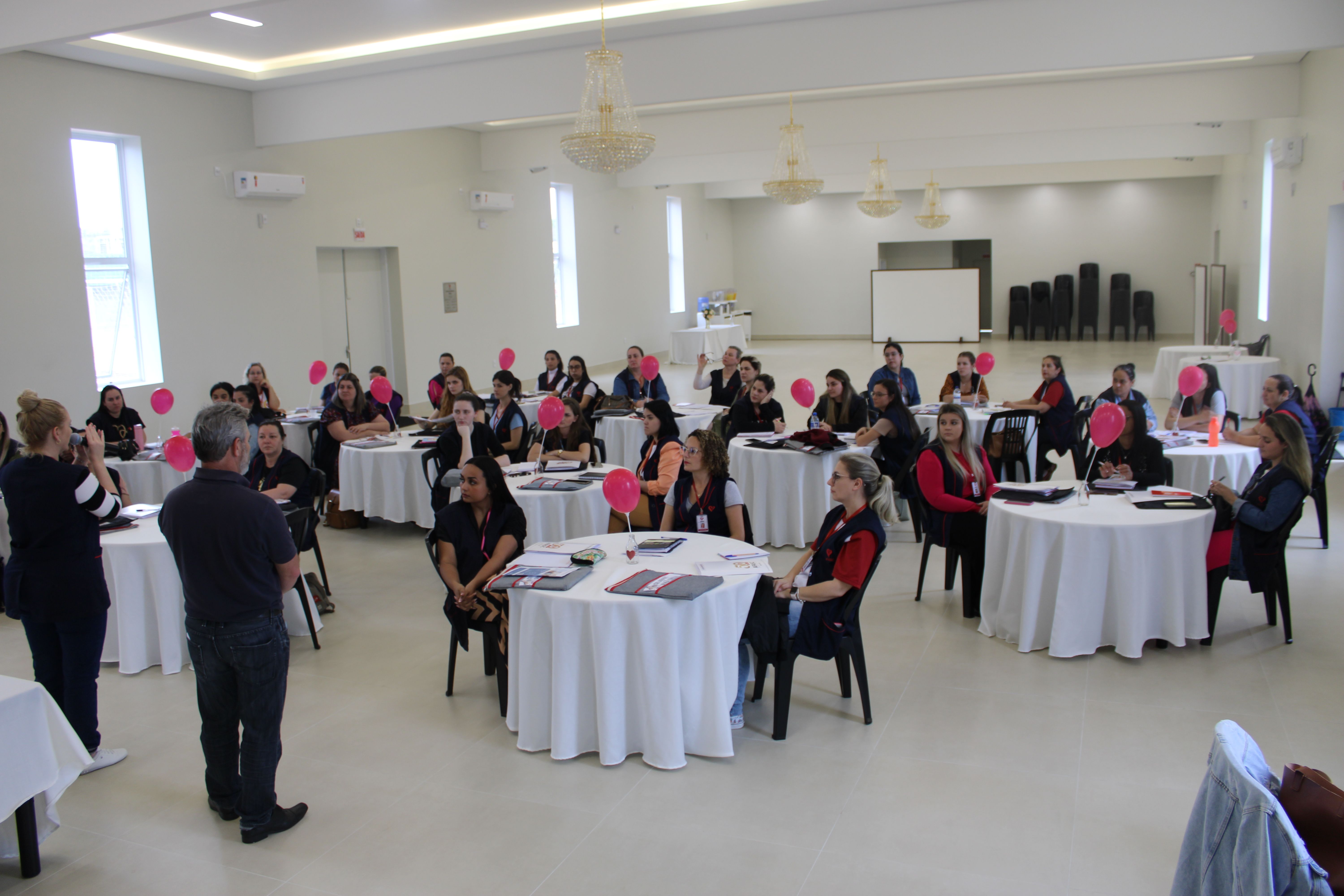 Diretoras recebem livro de atividades infantis dos 50 anos Afasc