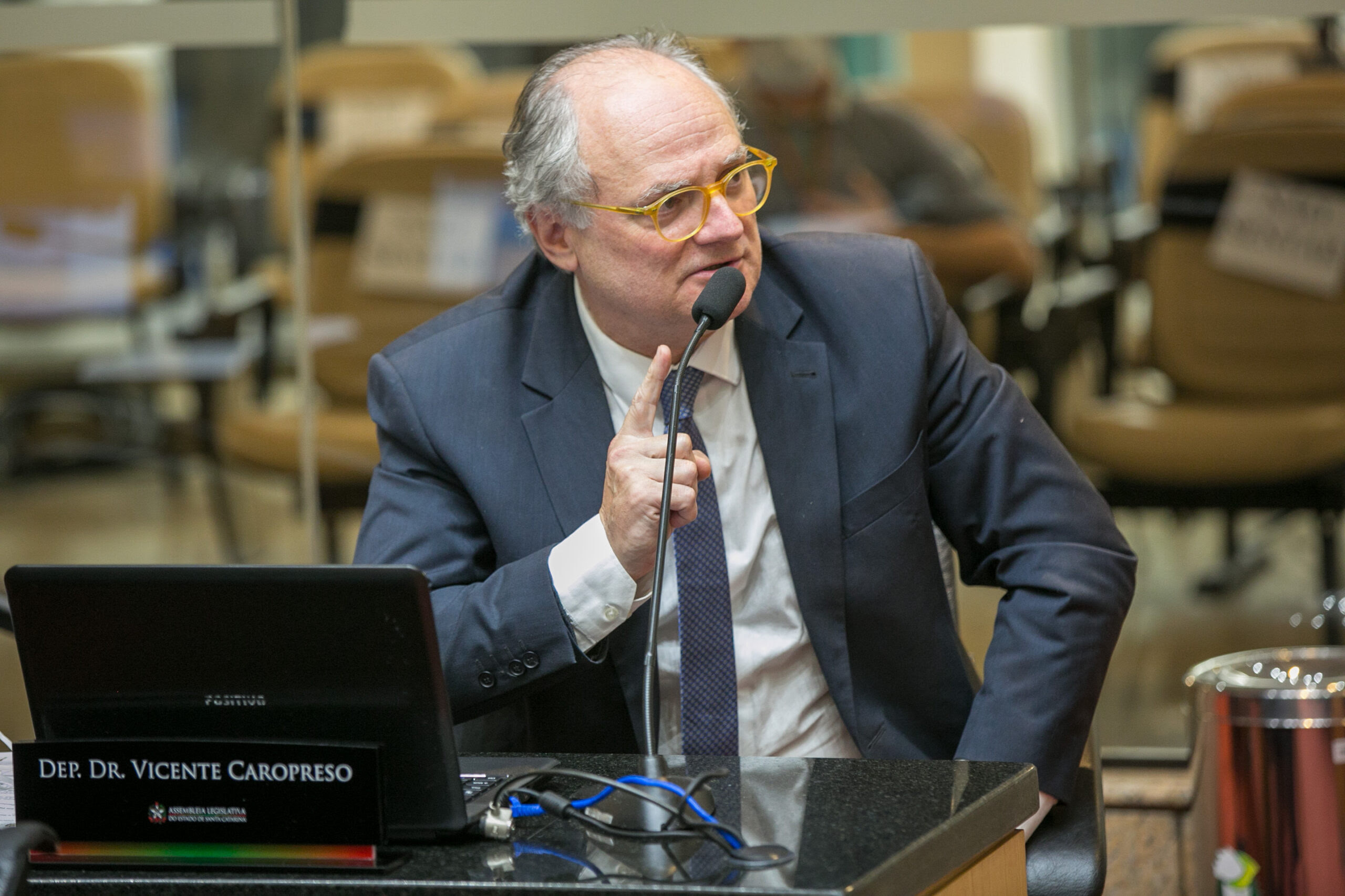 Depend&ecirc;ncia da vacina: Dr. Vicente cobra aten&ccedil;&atilde;o ao desenvolvimento cient&iacute;fico