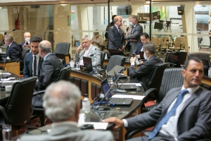 Deputados destacam Dia da Mulher e criticam decreto desobrigando m&aacute;scara