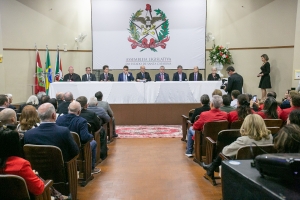 Sess&atilde;o solene marca os 25 anos de cria&ccedil;&atilde;o da Diocese de Crici&uacute;ma (SC)