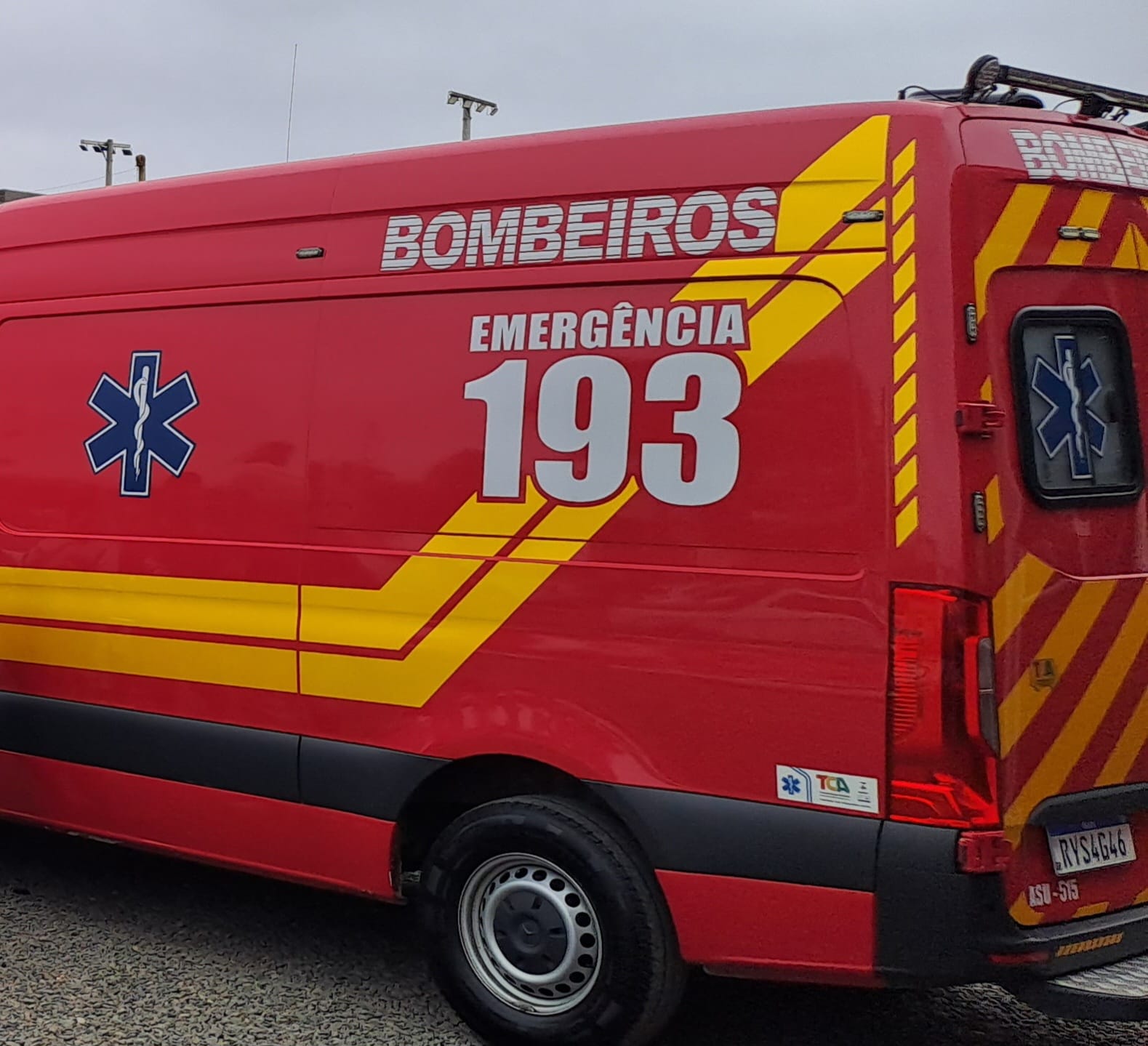 Micro-&ocirc;nibus sai da pista e colide contra tronco de &aacute;rvore deixando feridos