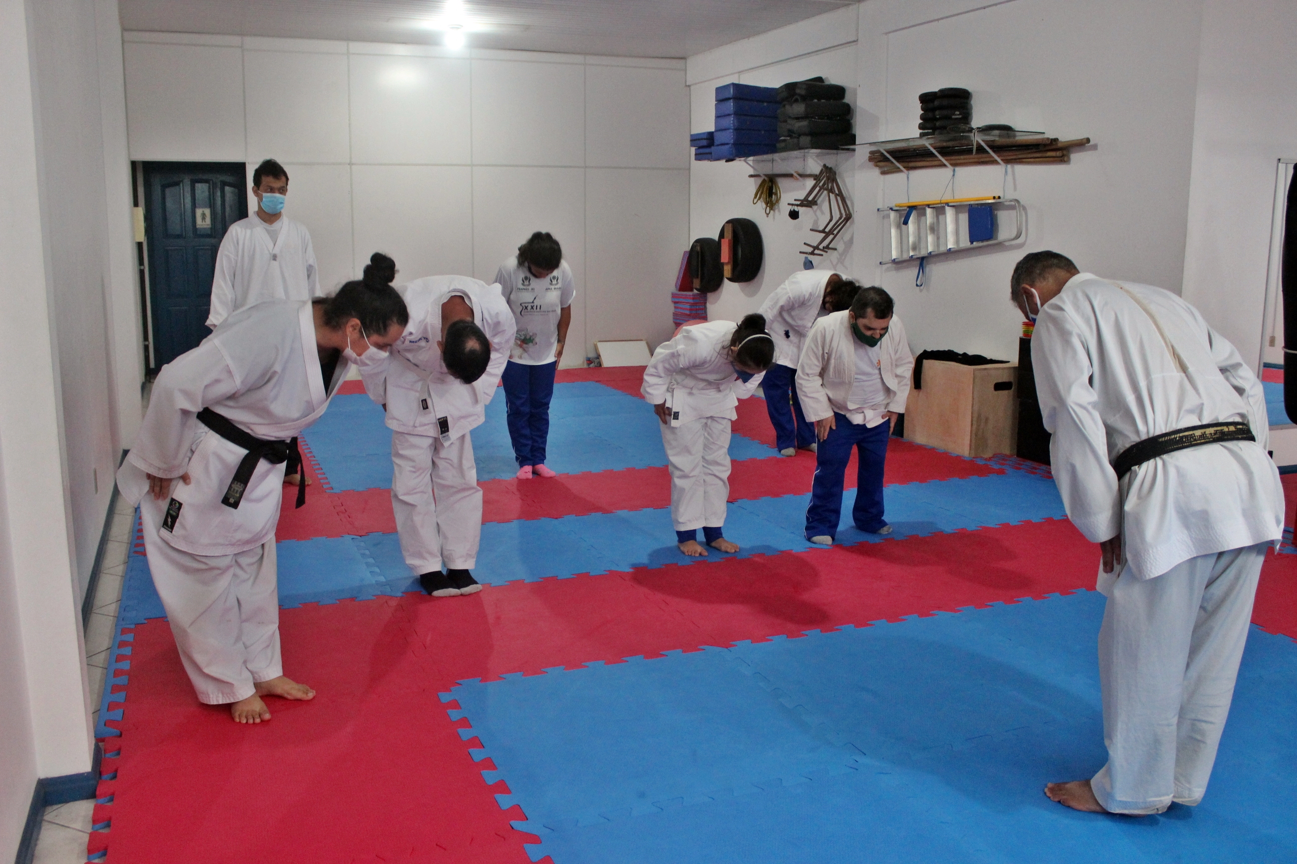 Alunos da APAE Cocal do Sul recebem aulas de karat&ecirc; atrav&eacute;s de projeto