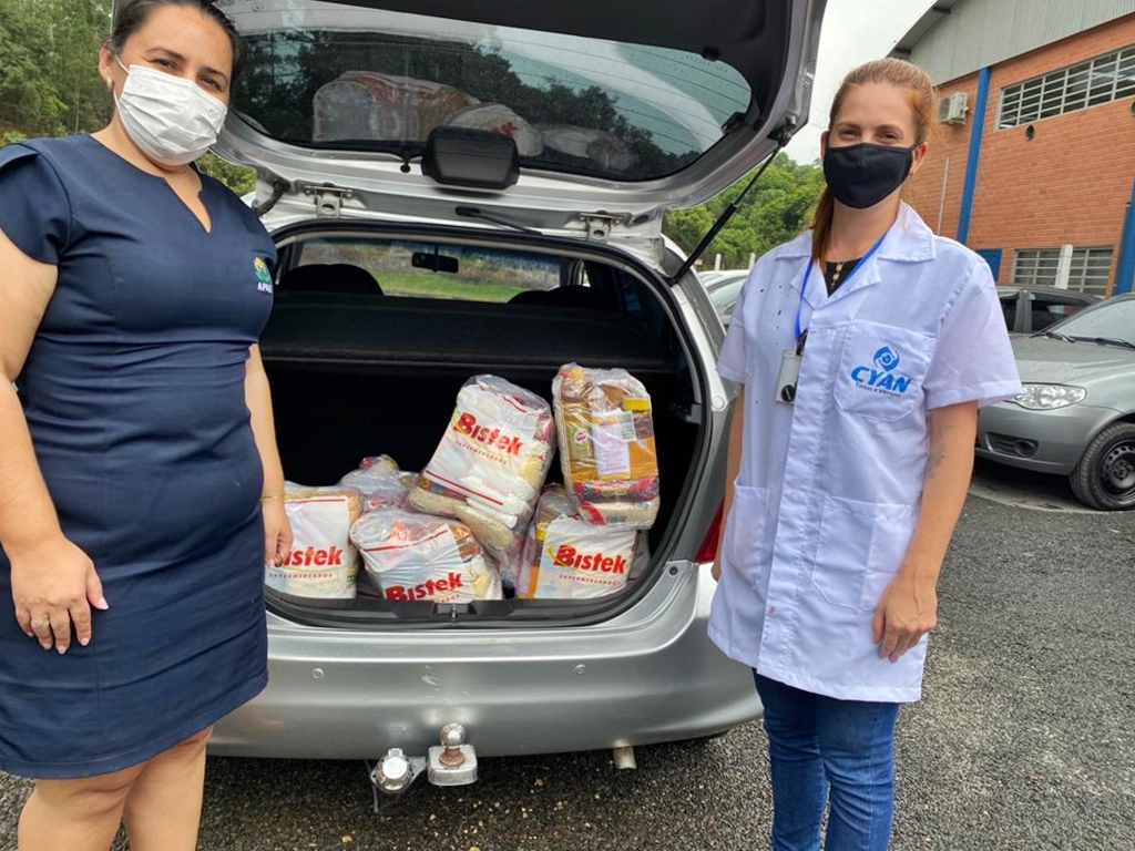 Jovem pede como presente aos convidados de formatura cestas b&aacute;sicas para doa&ccedil;&atilde;o