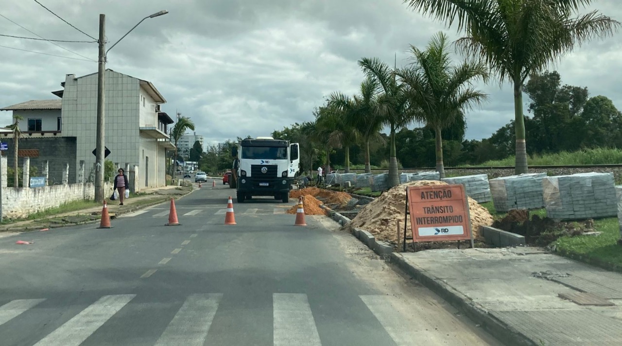 Avenida dos Trilhos em I&ccedil;ara ter&aacute; cal&ccedil;ada nas duas margens