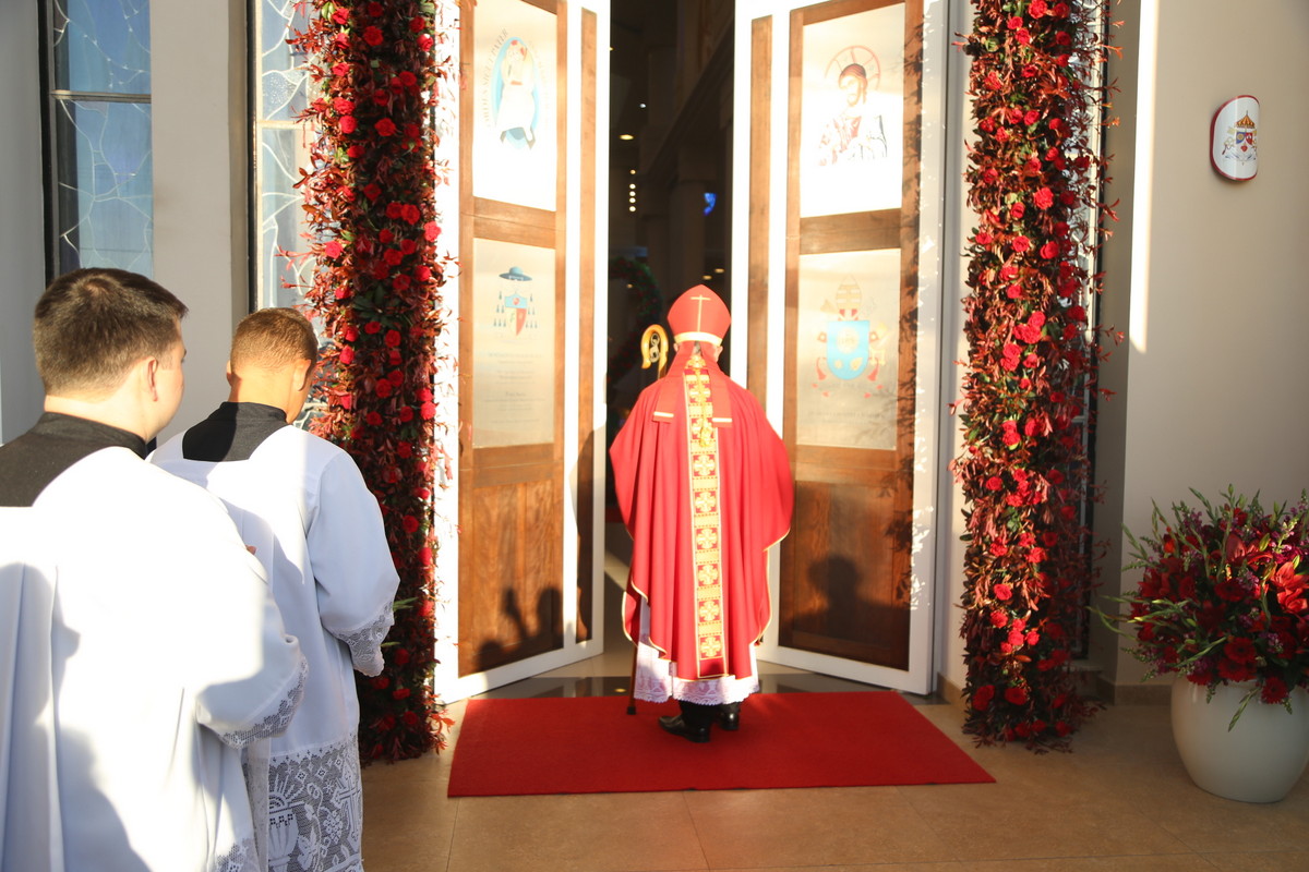 Bas&iacute;lica celebra um ano de eleva&ccedil;&atilde;o com abertura da Porta da Miseric&oacute;rdia