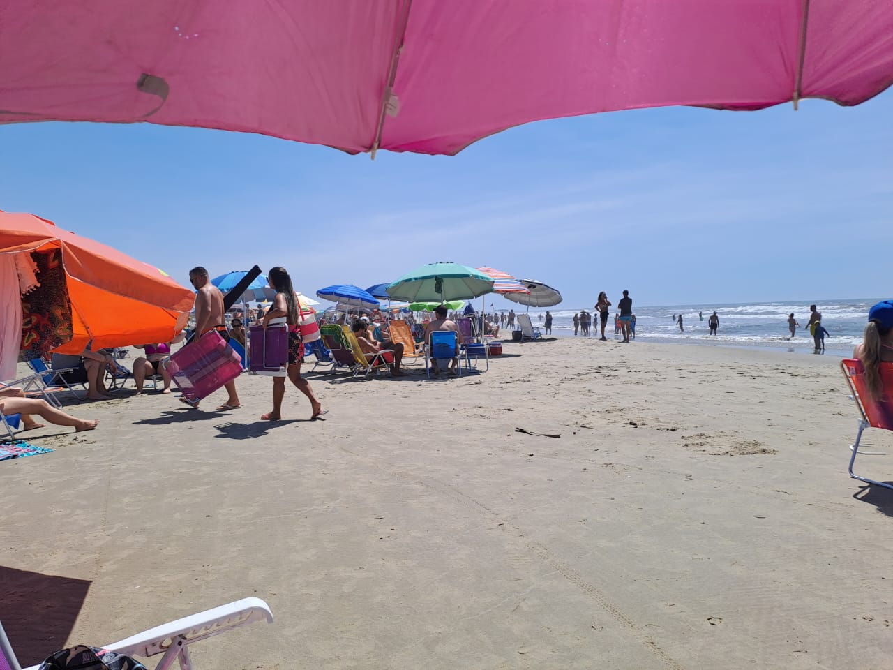 Fim de semana de sol e praia lotada em Balne&aacute;rio Rinc&atilde;o