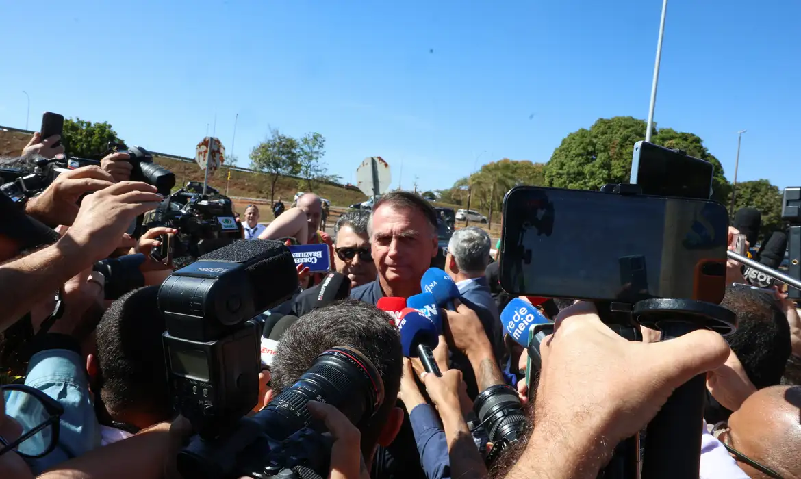 Jair Bolsonaro &eacute; internado para ser submetido a cirurgia nesta quinta