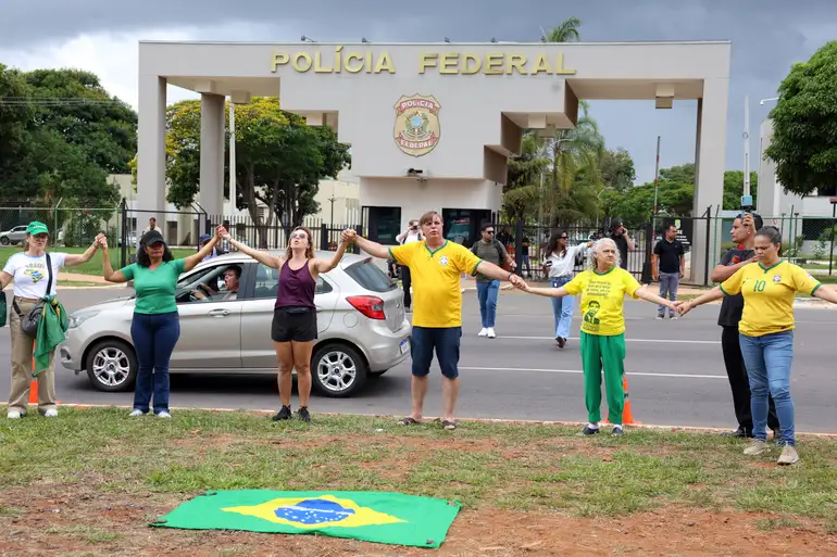 Manifestantes favor&aacute;veis e contr&aacute;rios a Bolsonaro fazem atos na PF