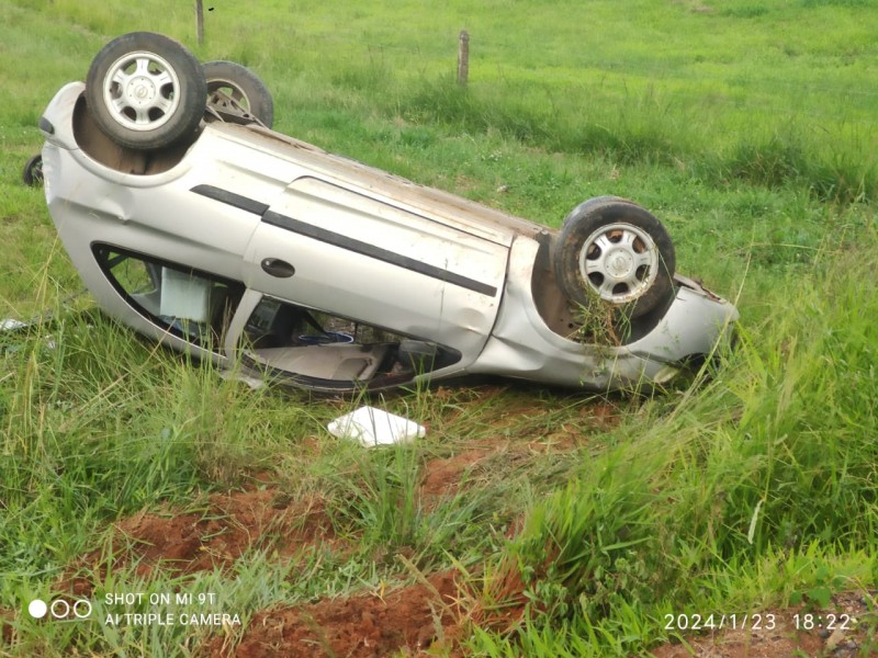 Ve&iacute;cula capota ap&oacute;s sair da estrada no Bairro Aurora em I&ccedil;ara (SC)