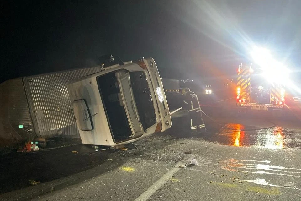 Caminh&atilde;o tomba na BR-101 em I&ccedil;ara (SC) e bombeiros socorrem duas pessoas
