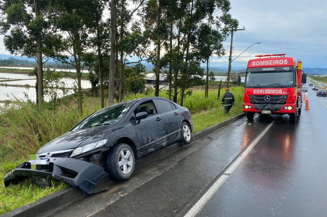 Idoso perde controle da dire&ccedil;&atilde;o e ve&iacute;culo sai da pista em I&ccedil;ara (SC)