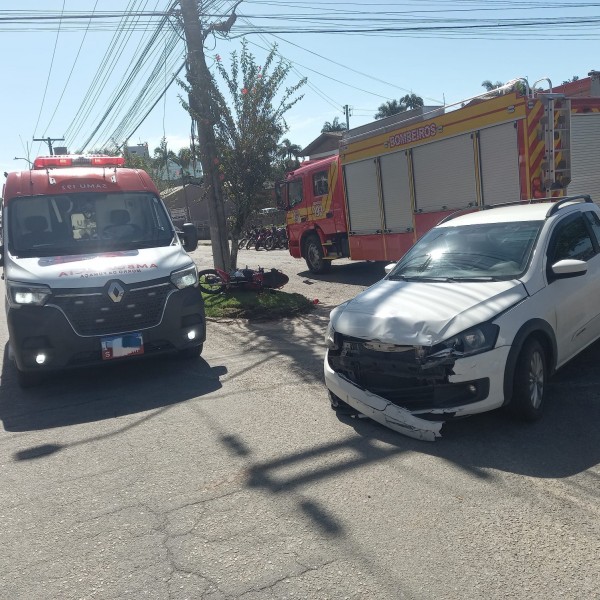 Motociclista sofre fratura ap&oacute;s colis&atilde;o com carro em I&ccedil;ara (SC)