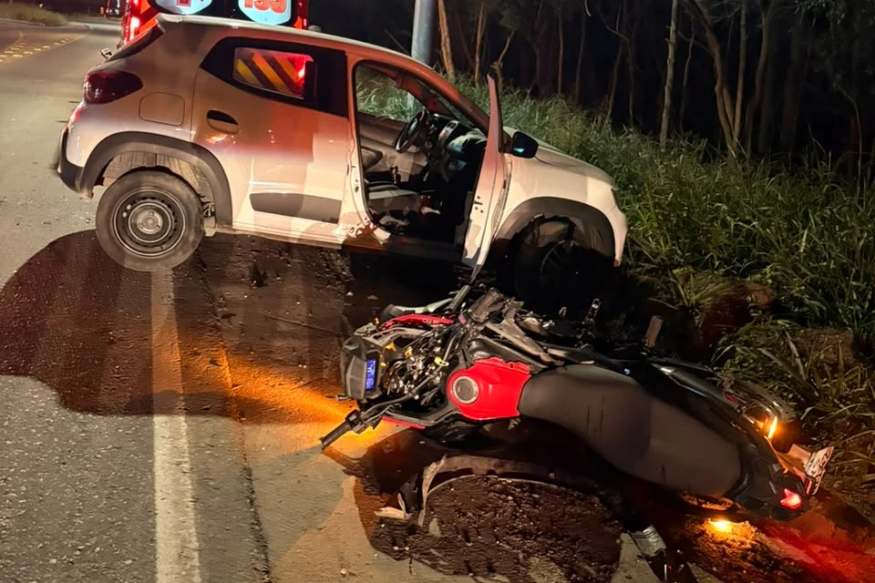 Colis&atilde;o entre carro e motocicleta causa morte de jovem em I&ccedil;ara (SC)