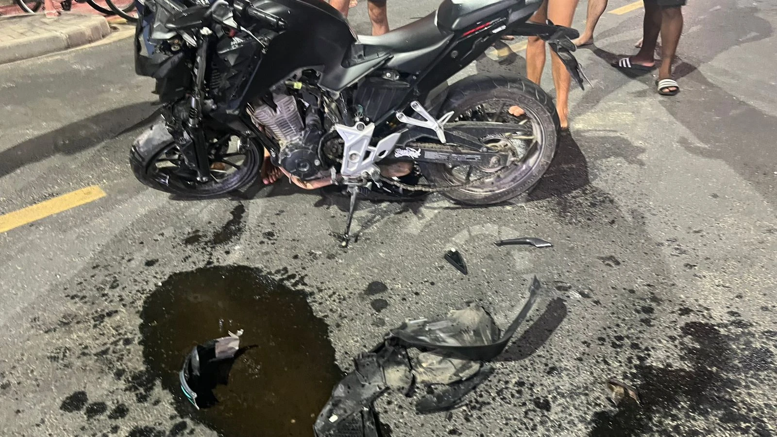 Motociclista sofre feimentos ap&oacute;s colidir com carro em Balne&aacute;rio Rinc&atilde;o (SC)