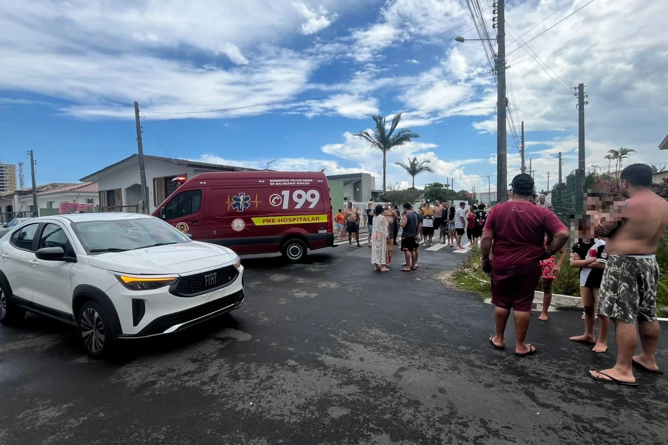 Colis&atilde;o entre carro e moto deixa mulher ferida em Balne&aacute;rio Rinc&atilde;o (SC)